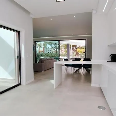 Villa Luxury Detached Portuguese 6 Bedrooms Waterfall Only 5 Minutes From The Marina Vilamoura *