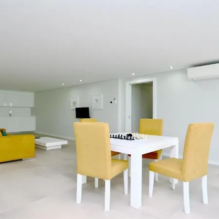 Luxury Detached Portuguese 6 Bedrooms Waterfall Only 5 Minutes From The Marina Vilamoura *